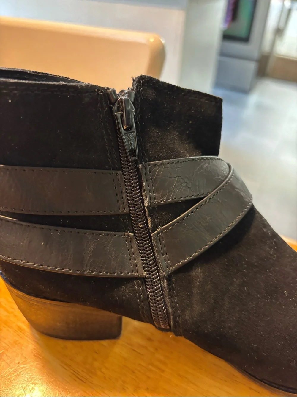 Ladies Black 9M boots